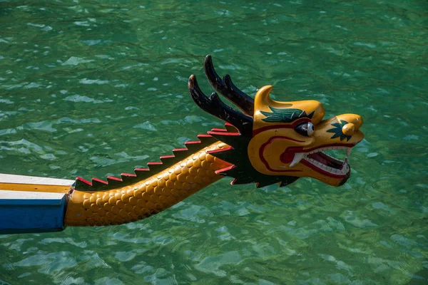 Hubei Zigui Tres gargantas Mar de bambú lago de agua bendita barco de dragón que conduce —  Fotos de Stock
