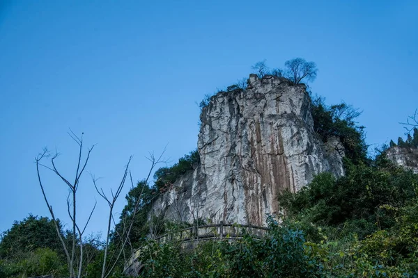 Hubei Yiling Yangtze Three Gorges Project en China, el primer dios de la roca llamado piedra - piedra simbólica — Foto de Stock