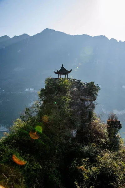 Hubei Yiling Yangtzefloden Three Gorges ljus skugga gorge i den lilla paviljongen — Stockfoto