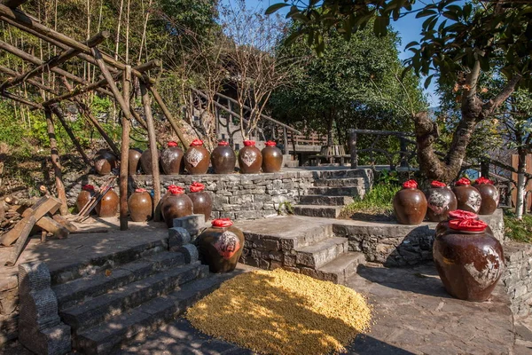 Hubei Yiling Yangtze River Tres Gargantas luces en el desfiladero de la "Tres Gargantas personas" Bay Wang casa de campo taller de vino — Foto de Stock