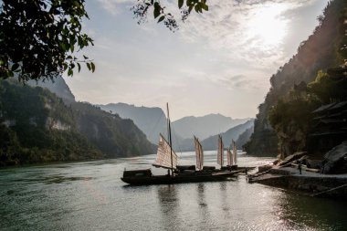 Hubei Yiling Yangtze Nehri üç boğaz Yueying boşluğu Xiajiang yelken