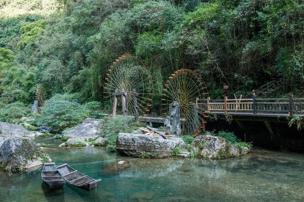 Hubei Yiling Yangtze River drie kloven Yingying Gorge in de draak in de rivier — Stockfoto