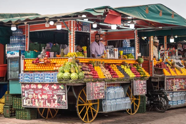 モロッコのマラケシュ- 11 10月2019男性はmediで果物ジュースを販売しています — ストック写真