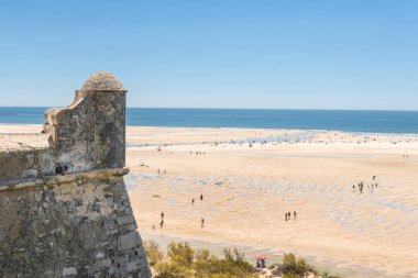Cacela Velha 'daki eski kale kulesi - Algarve, Portekiz