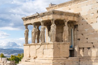 Atina 'nın Akropolis kentindeki Caryatid Erekteyon Verandasında kadın figürleri