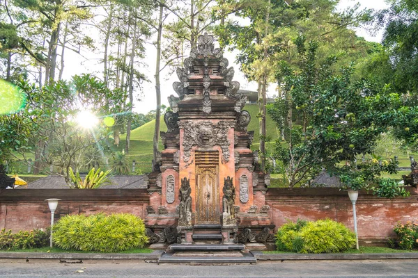 印度尼西亚巴厘Tirta Empul圣水寺的巴厘梯形城门 — 图库照片
