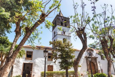 Güneşli bir günde ağaçlarla çevrili San Marcos Kilisesi, Tenerife - Kanarya Adaları