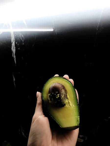 Avocado Geschnitten Auf Schwarzem Hintergrund — Stockfoto