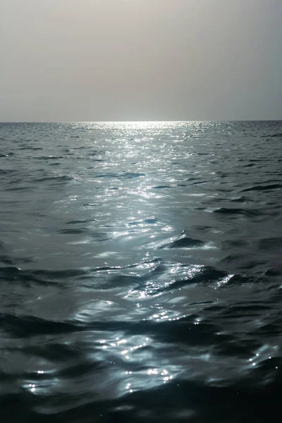 海平线阳光照射在加勒比轻柔起伏的海浪上 在水面上闪闪发光 — 图库照片