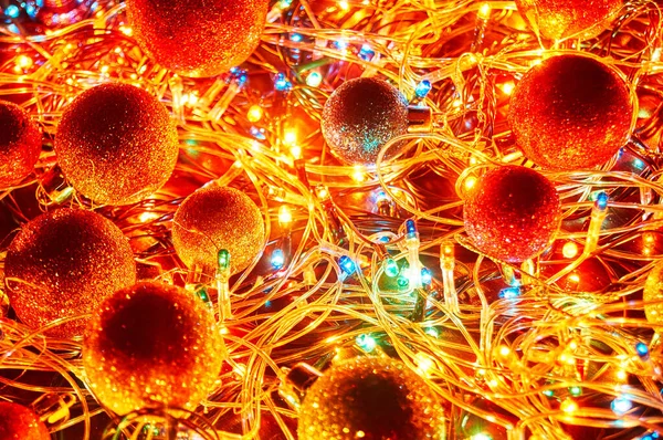 Luces de Navidad. Las guirnaldas brillan para el nuevo año. Fondo colorido de Navidad —  Fotos de Stock