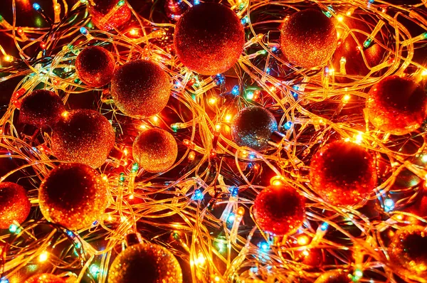 Luces de Navidad. Las guirnaldas brillan para el nuevo año. Fondo colorido de Navidad —  Fotos de Stock