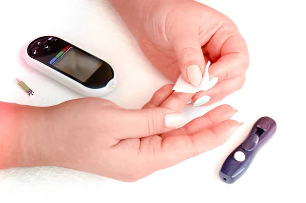 Şeker hastası kan şekerini ölçer. Kadın evinde bir mızrak ve glukometreyle kendini test ediyor.. — Stok fotoğraf