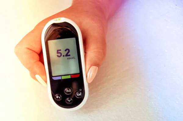 A diabetic checks his blood sugar. The woman is self-tested with a Lancet and a glucometer at home. — Stock Photo, Image