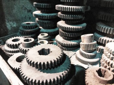 Eski dişliler için depo. yedek parçalar.