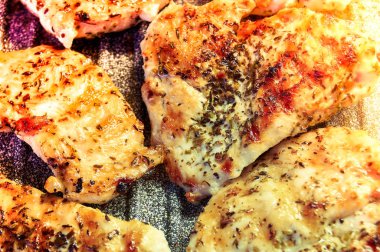 Kızarmış tavuk göğsü parçaları. Izgara tavada pişirilmiş tavuk bifteği.