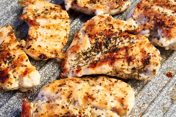 Kızarmış tavuk göğsü parçaları. Izgara tavada pişirilmiş tavuk bifteği.