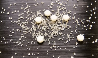 tatlandırıcı haplar koyu bir arka planda şekerle yatar.