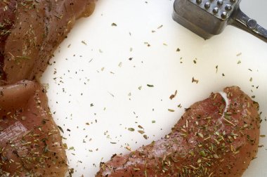 Tavuk göğsü ve et yumuşatıcısı doğra.