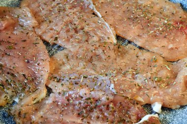 Tavuk fileto ızgarada kızarır.