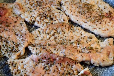 Tavuk fileto ızgarada kızarır.