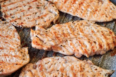 Tavuk fileto ızgarada kızarır.