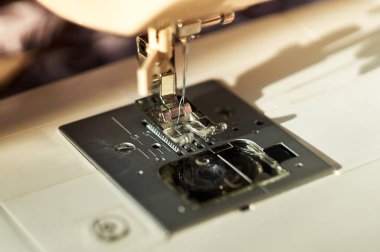 Dikiş makinesine ve dikiş iğnesine yakın çekim