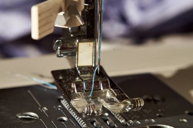 Dikiş makinesine ve dikiş iğnesine yakın çekim