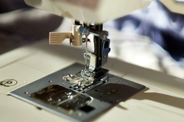 Close-up da máquina de costura e agulha de costura — Fotografia de Stock