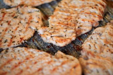 Tavuk fileto ızgarada kızarır.