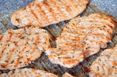 Tavuk fileto ızgarada kızarır.