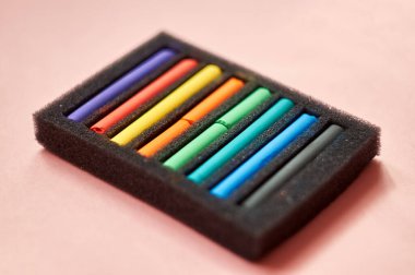 Pastel çizimler. Pakette çok renkli pastel parçalar var..