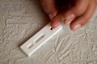 Virüsler için kan testi. Kız kendini hepatit, herpes ve Epstein-Barr virüsü, adenovirüs, frengi, HIV ve diğer cinsel enfeksiyonlar için kontrol ediyor..