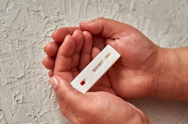 Virüsler için kan testi. Kız kendini hepatit, herpes ve Epstein-Barr virüsü, adenovirüs, frengi, HIV ve diğer cinsel enfeksiyonlar için kontrol ediyor. Olumlu tepki