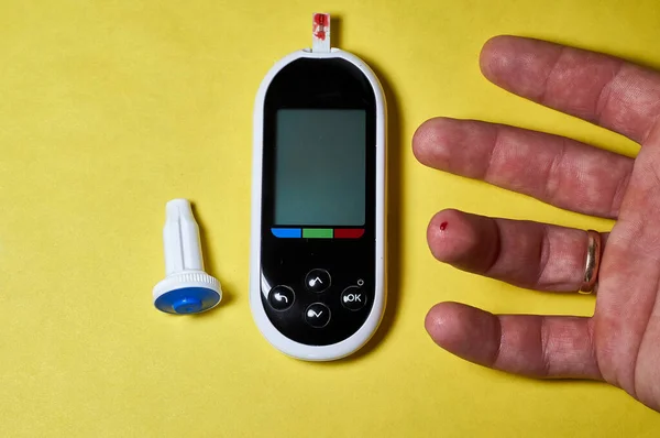 糖尿病患者检查他的血糖 在家里用柳叶刀和胶粘剂对男人的双手进行自我测试 — 图库照片