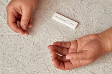 Virüsler için kan testi. Kız kendini hepatit, herpes ve Epstein-Barr virüsü, adenovirüs, frengi, HIV ve diğer cinsel enfeksiyonlar için kontrol ediyor..