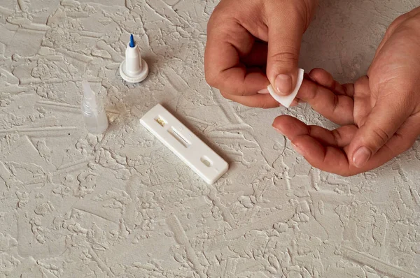 Virüsler için kan testi. Kız kendini hepatit, herpes ve Epstein-Barr virüsü, adenovirüs, frengi, HIV ve diğer cinsel enfeksiyonlar için kontrol ediyor..