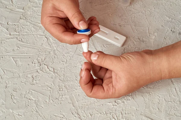 Virüsler için kan testi. Kız kendini hepatit, herpes ve Epstein-Barr virüsü, adenovirüs, frengi, HIV ve diğer cinsel enfeksiyonlar için kontrol ediyor..