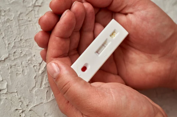 Virüsler için kan testi. Kız kendini hepatit, herpes ve Epstein-Barr virüsü, adenovirüs, frengi, HIV ve diğer cinsel enfeksiyonlar için kontrol ediyor..