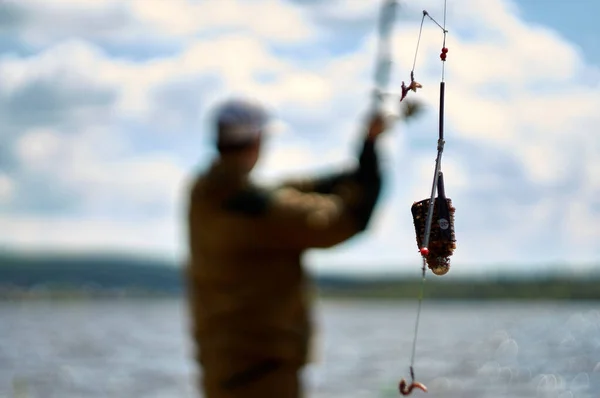 Dolu Bir Yem Atıyordu Besleyici Balıkçılığa Yakın Çekim — Stok fotoğraf