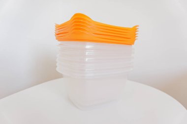 beyaz arkaplanda izole edilmiş tupperware