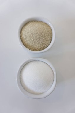 Şeker kamışı ve şeker kasesinde beyaz şeker