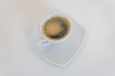 Kahve fincanı beyaz fincanda izole.