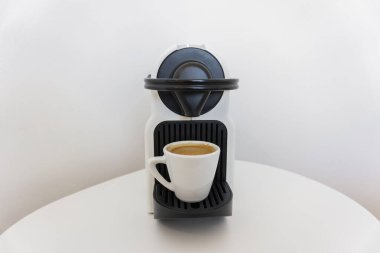 Kahve makinesi evde izole edilmiş.