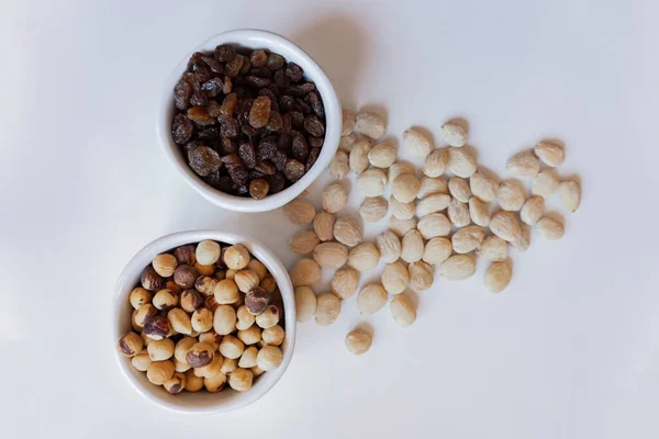 Frutos Secos Aislados Macetas Blancas —  Fotos de Stock