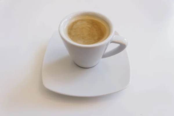 用白杯隔离的咖啡杯 — 图库照片