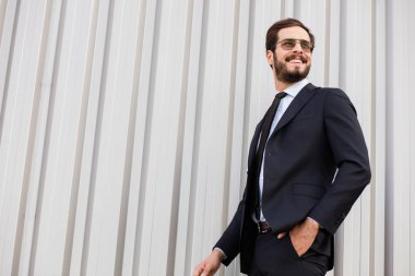 takım dışında güneş gözlüklü zarif kişi