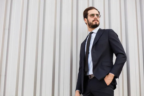 Elegante Person im Anzug mit Sonnenbrille draußen — Stockfoto