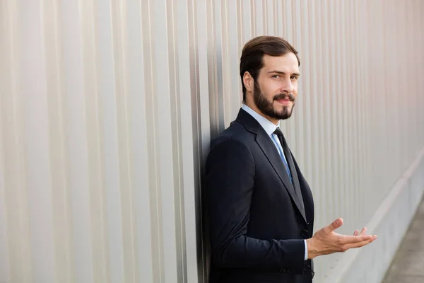 Elegante homem de negócios de pé fora — Fotografia de Stock