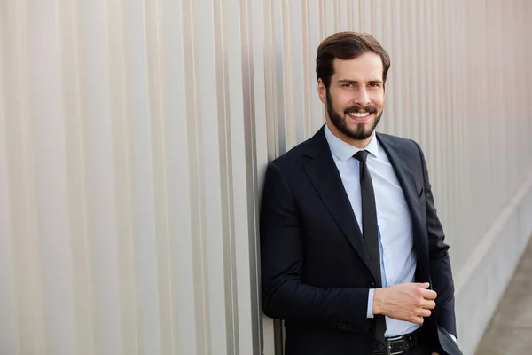 Homem elegante sorrindo lá fora — Fotografia de Stock