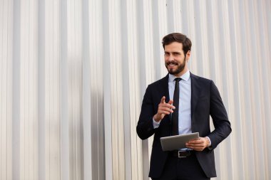 Endüstriyel duvar kameraya gülümseyen yanında eli yüzü düzgün adam